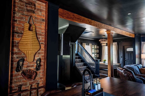 Modern Swanky Baseball Home, King Beds, Hot Tub, BBQ Grill, 5 min to Cle Clinic