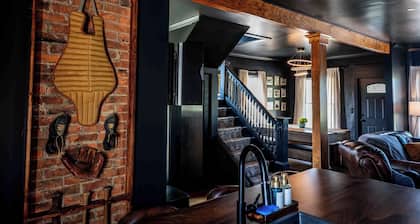 Modern Swanky Baseball Home, King Beds, Hot Tub, BBQ Grill, 5 min to Cle Clinic