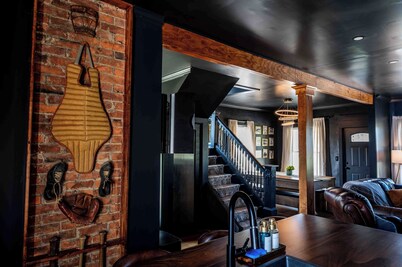 Modern Swanky Baseball Home, King Beds, Hot Tub, BBQ Grill, 5 min to Cle Clinic