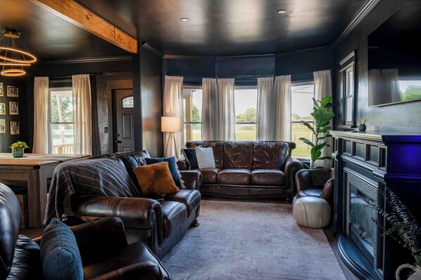 Smart TV, fireplace, ping pong