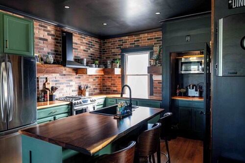 Modern Swanky Baseball Home, King Beds, Hot Tub, BBQ Grill, 5 min to Cle Clinic