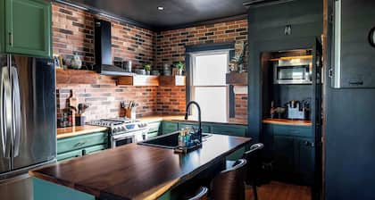 Modern Swanky Baseball Home, King Beds, Hot Tub, BBQ Grill, 5 min to Cle Clinic