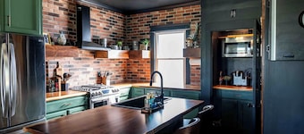 Modern Swanky Baseball Home, King Beds, Hot Tub, BBQ Grill, 5 min to Cle Clinic