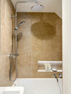 Free toiletries, hair dryer, towels - Modern Canterbury Townhouse - Pets Welcome & Private Parking (Canterbury)
