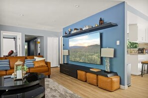 スマートテレビ、暖炉、書庫