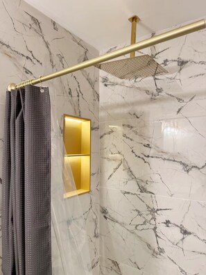 Sèche-cheveux, bidet, savon, shampoing