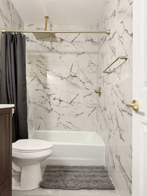 Hair dryer, bidet, soap, shampoo - Cypress Suites 9A - KING 2BD/1BA Apt in Newburgh (Newburgh)