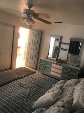 2 bedrooms, iron/ironing board, internet, bed sheets