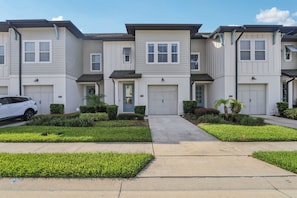 Exterior - Charming 3-bedroom townhome with AC and great ammenities in fabulous Davenport (Davenport)