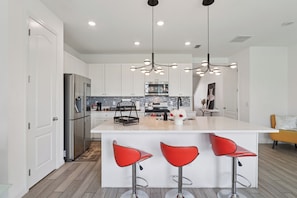Private kitchen - Charming 3-bedroom townhome with AC and great ammenities in fabulous Davenport (Davenport)