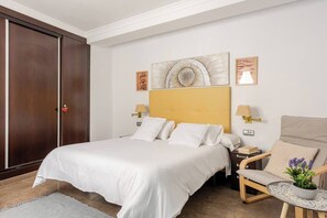 Iron/ironing board, free WiFi, bed sheets
