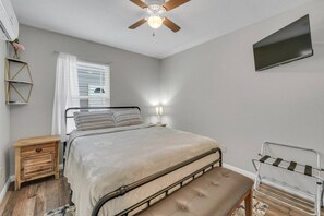 3 habitaciones, escritorio y tabla de planchar con plancha 