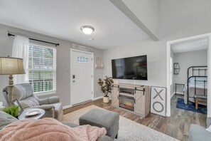 3 bedrooms, desk, iron/ironing board, travel cot