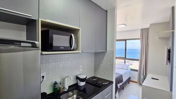 Apartamento | Cozinha privada | Geladeira, micro-ondas, cooktop, cafeteira/chaleira