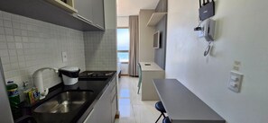 Apartamento | Cozinha privada | Geladeira, micro-ondas, cooktop, cafeteira/chaleira