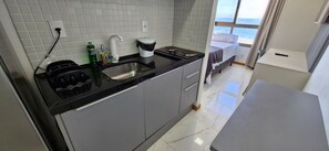 Apartment | Private kitchen | Fridge, microwave, stovetop, coffee/tea maker - COCAZ0103 - Smart Costa Azul (Salvador)