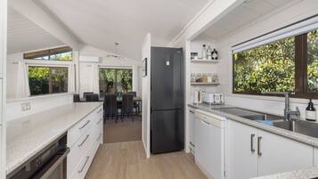 KĂŒhlschrank, Mikrowelle, GeschirrspĂŒler