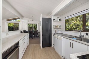 Réfrigérateur, micro-ondes, lave-vaisselle, cafetière/bouilloire