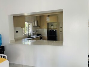 Micro-ondes, four, plaque de cuisson