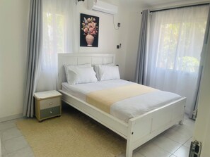 3 bedrooms, iron/ironing board, WiFi, bed sheets