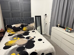 1 dormitori, planxa i posts de planxar, wifi i roba de llit