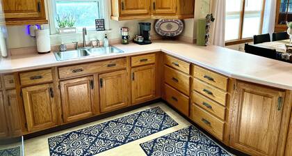3-bedroom house in charming Saint Clairsville with AC, fitness room