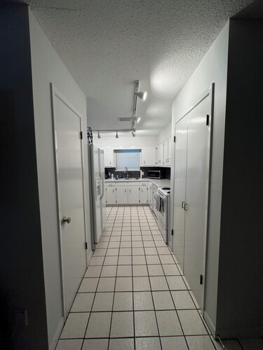 2-bedroom condo in beautiful Fairhope, walk to town.