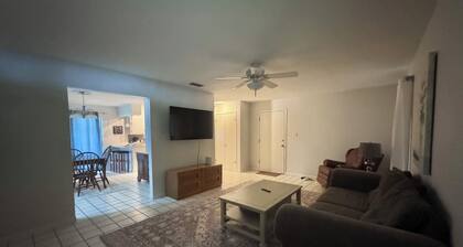 2-bedroom condo in beautiful Fairhope, walk to town.