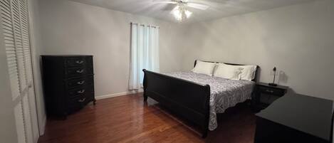 2 bedrooms, iron/ironing board, internet, bed sheets