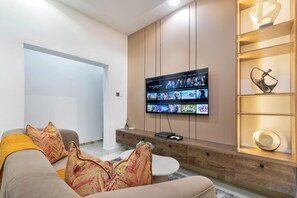 TV - Chic & Modern 1-Bed: Massive bedroom with King Bed (Lagos)