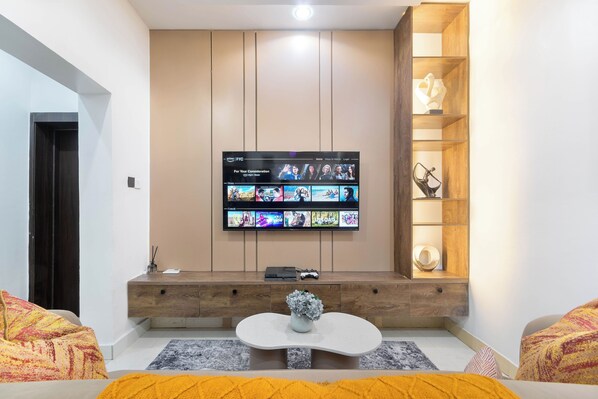 Interior - Chic & Modern 1-Bed: Massive bedroom with King Bed (Lagos)