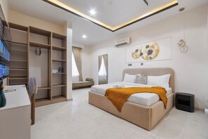1 bedroom, iron/ironing board, WiFi, bed sheets - Chic & Modern 1-Bed: Massive bedroom with King Bed (Lagos)