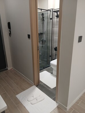 Een douche, een haardroger, handdoeken, zeep