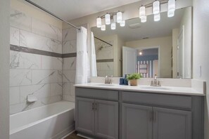 Douche, séchoir à cheveux, shampooing