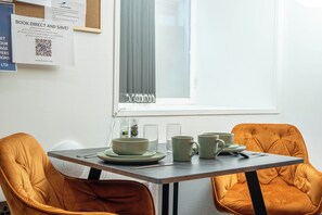 Dining - Central Bradford Studio | Workspace | Netflix | Fast Wi-Fi | Free Toiletries (Bradford)
