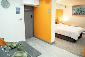 1 bedroom, desk, iron/ironing board, travel cot - Central Bradford Studio | Workspace | Netflix | Fast Wi-Fi | Free Toiletries (Bradford)