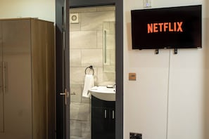 Doccia, asciugacapelli, asciugamani, sapone