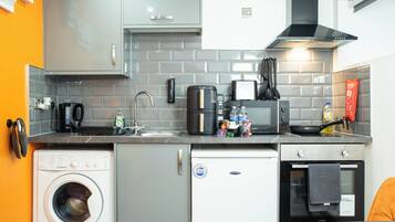 Frigorifero, microonde, forno, piano cottura