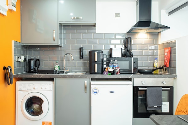 Frigorifero, microonde, forno, piano cottura