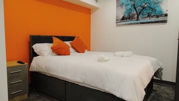 1 habitación, tabla de planchar con plancha, wifi gratis y ropa de cama