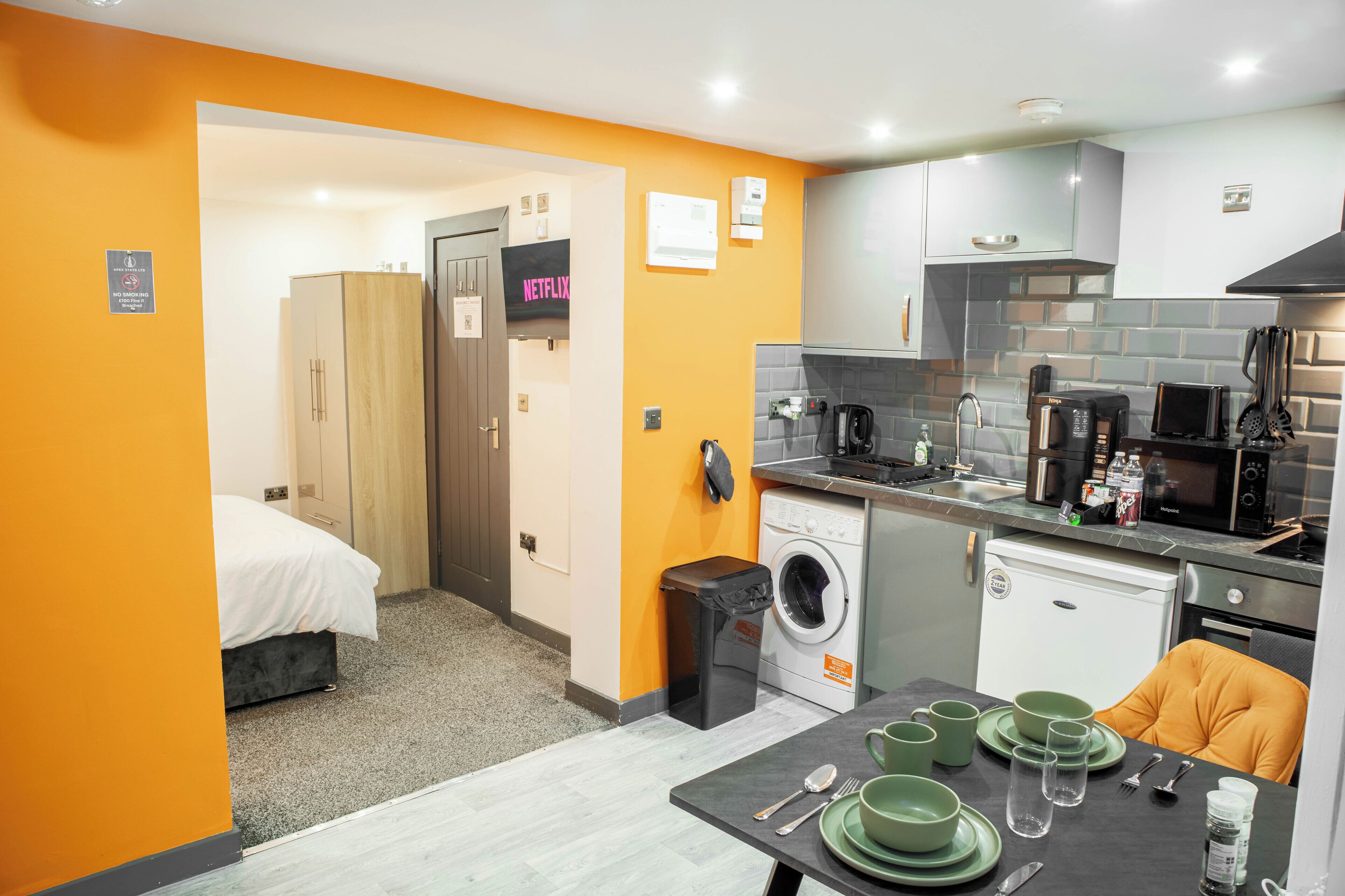 Kühlschrank, Mikrowelle, Ofen, Herdplatte