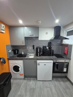 Kühlschrank, Mikrowelle, Ofen, Herdplatte