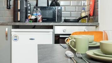 Frigorifero, microonde, forno, piano cottura