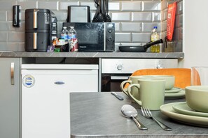 Kühlschrank, Mikrowelle, Ofen, Herdplatte