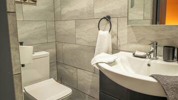 Doccia, asciugacapelli, asciugamani, sapone