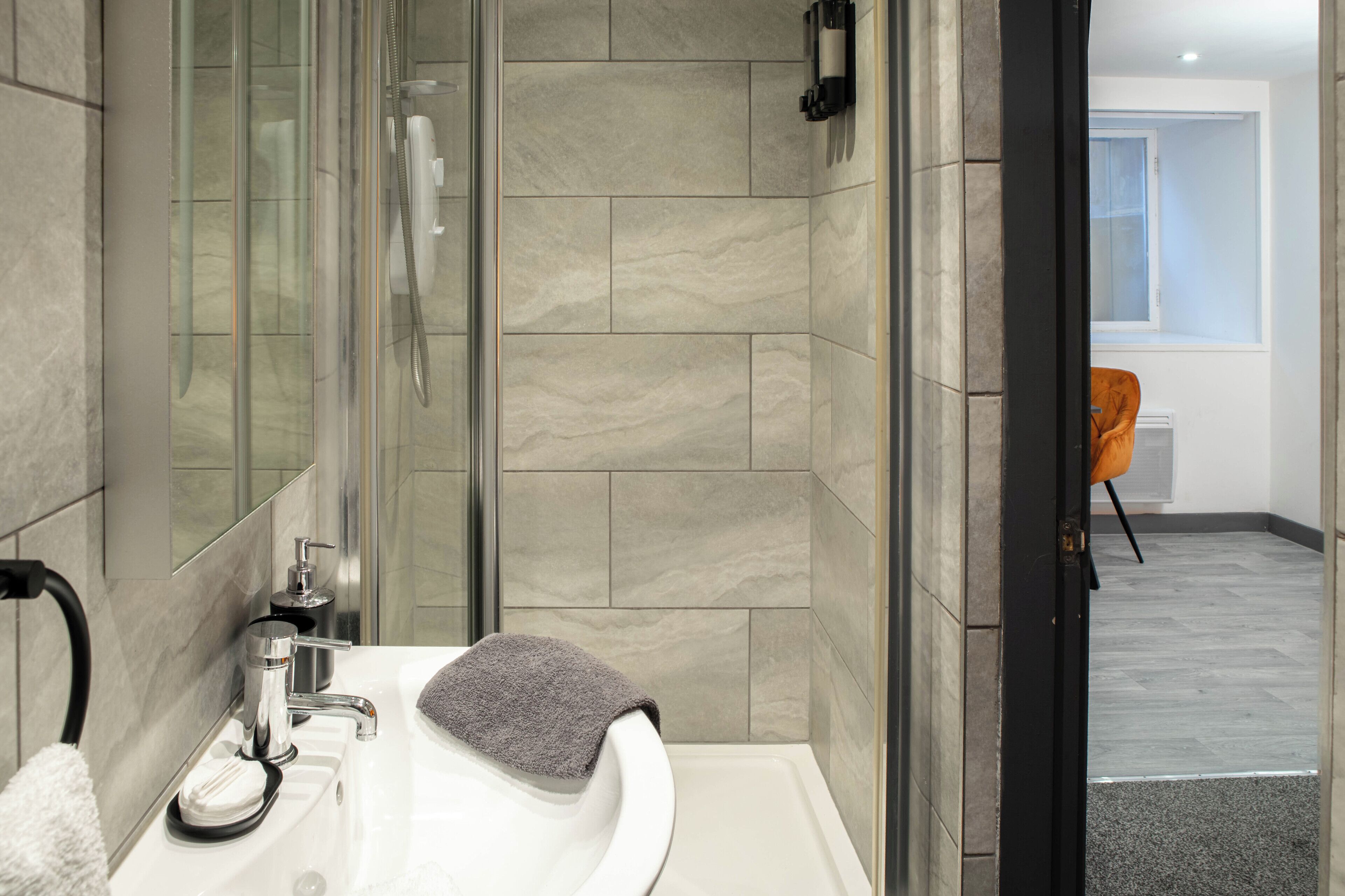 Chuveiro, secador de cabelo, toalhas de banho, sabonete