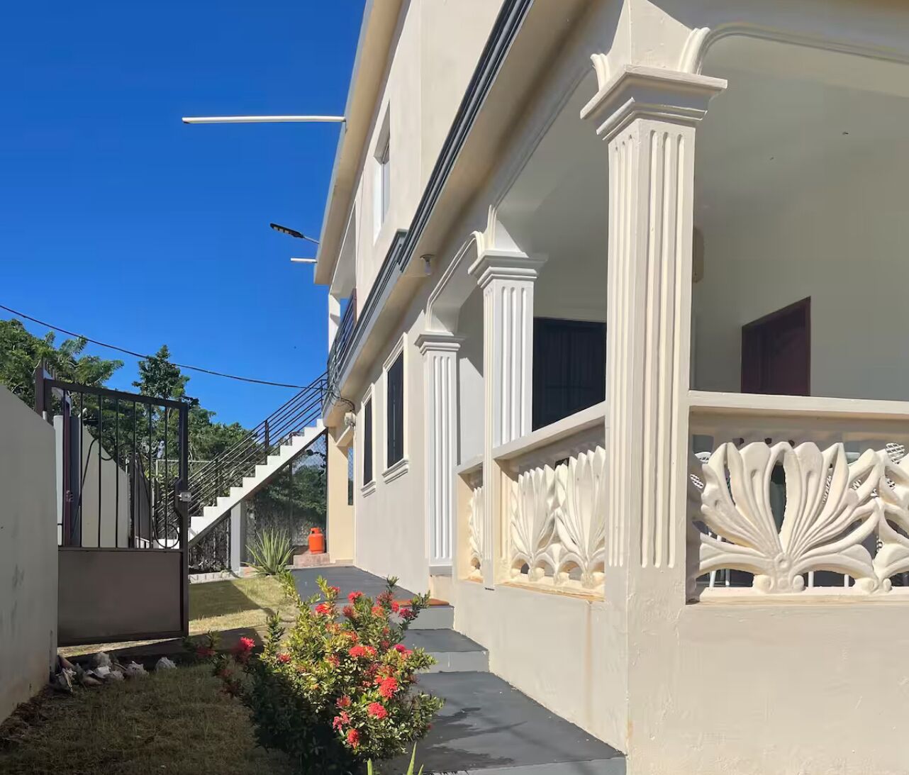 Fachada de la propiedad