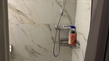 Kostenlose Toilettenartikel, Haartrockner, Handtücher, Seife