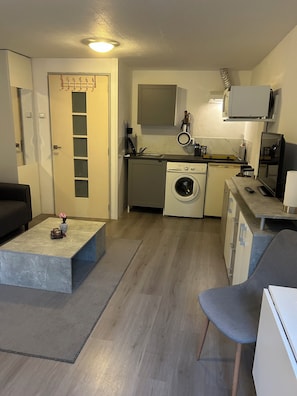 Fridge, microwave, oven, coffee/tea maker