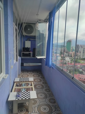 ดีลักซ์คอนโด, ปลอดบุหรี่, ระเบียง | บริเวณนั่งเล่น